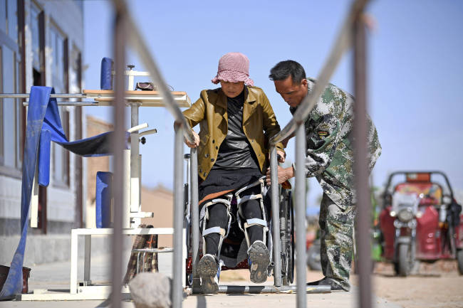 ​Imobilizată într-un scaun cu rotile, He Wenhua a găsit o cale pentru a ieși din sărăcia lucie
