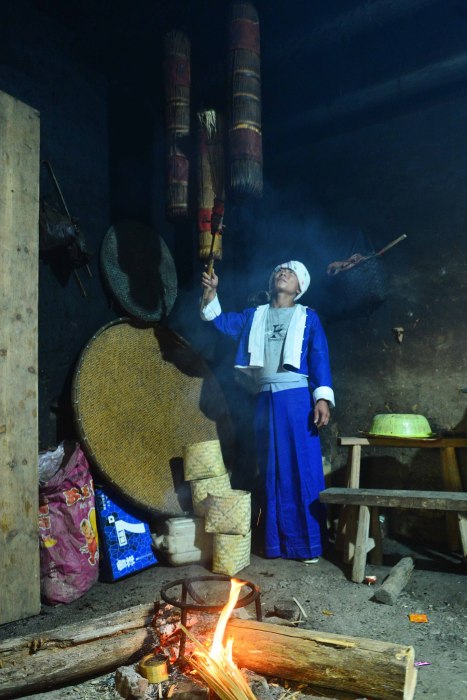 Un țăran din satul Dachong lucrează cu ceaiul întunecat, depozitat acasă.