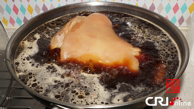 Pulpă de porc cu sos de soia (Hongshao zhouzi)