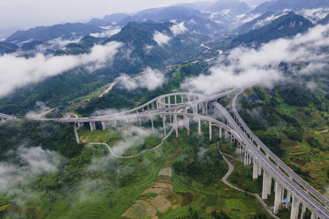 Peisaje splendide de-a lungul autostrăzilor din China