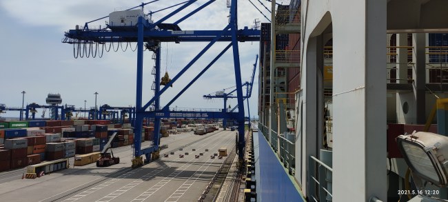 În 16 mai 2021, în portul Constanța, se descarcă mărfurile de la COSCO SHIPPING SEINE.