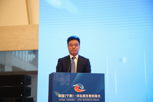 Viceprimarul orașului Ningbo, Li Guangding, prezintă un mesaj la Forumul Comercial China - Europa Centrală și de Est din cadrul celei de-a 4-a ediții CIIE