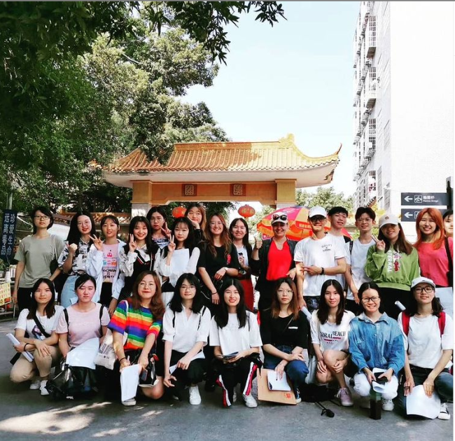 Simona Tomozii alături de studenții Școlii de Afaceri ai Universității de Studii Străine din Guandong.