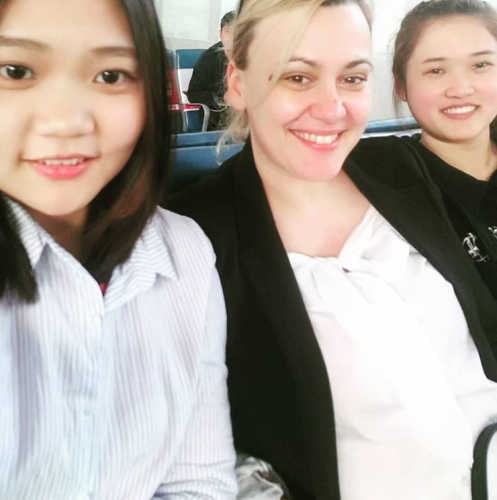 Simona Tomozii alături de două studente chineze de la Școala de Afaceri a Universității de Studii Străine din Guandong,