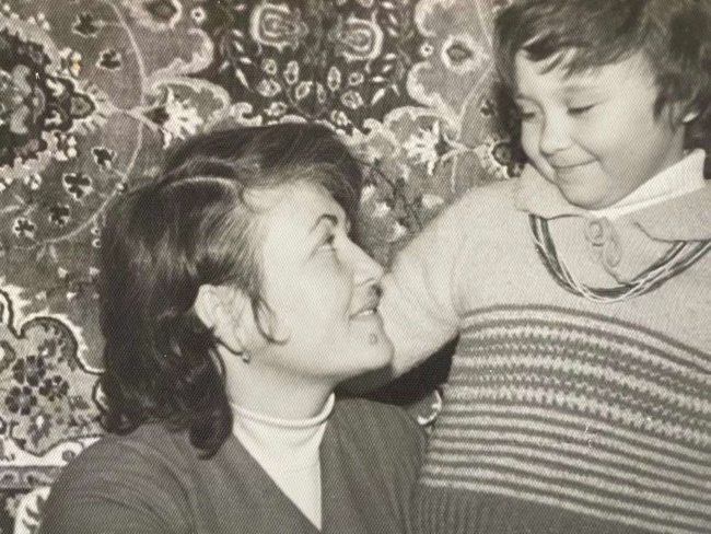 Simona Tomozii împreună cu mama ei, în copilărie