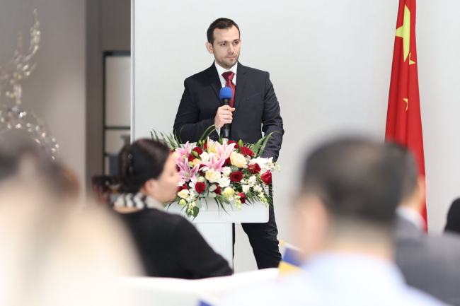 Consulul Economic din cadrul Consulatului României la Shanghai, Andrei Panait,a luat cuvântul.