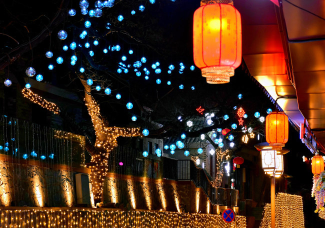 Strada veche din Moshikou, iluminată de Festivalul Lampioanelor