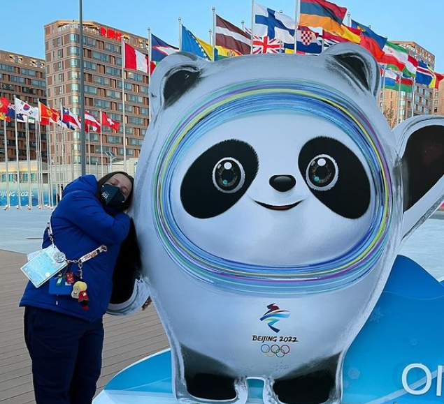 Darian Stevens s-a fotografiat cu mascota Bing Dwen Dwen din satul olimpic din Beijing.
