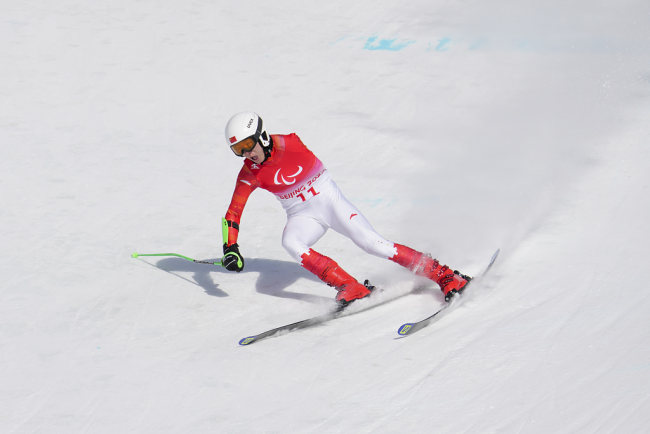 Liang Jingyi a cucerit aurul la proba masculină Super-G în picioare la para ski alpin.