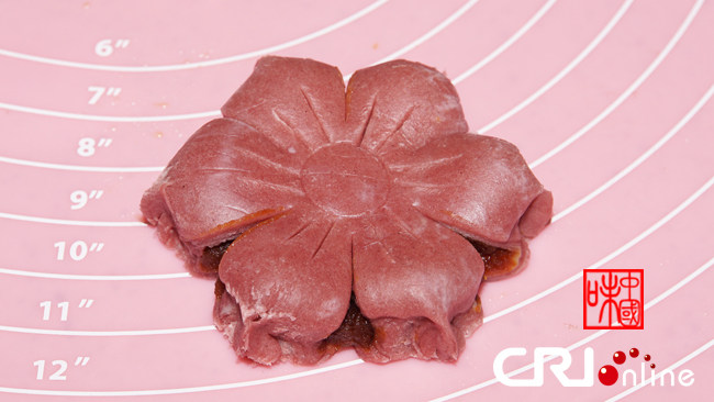 Plăcintă în forma florii de piersic (Taohua su)