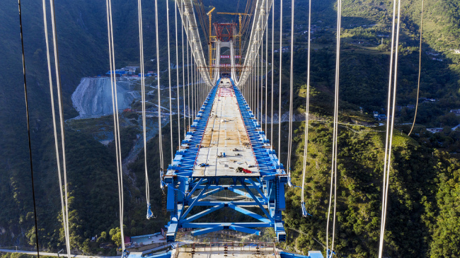 Super inženjering: Prvi železnički viseći most dugog raspona na svetu!