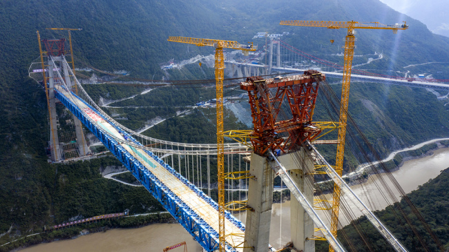 Super inženjering: Prvi železnički viseći most dugog raspona na svetu!