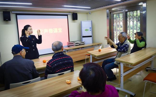 Kineska policajka naučila znakovni jezik
