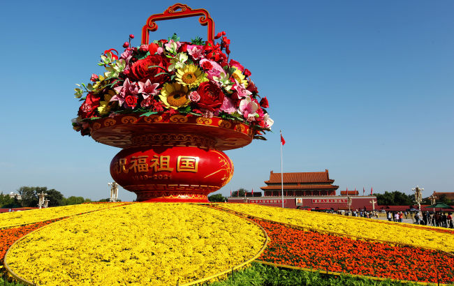 Pekinška avenija Čangan okićena cvećem povodom proslave Dana državnosti