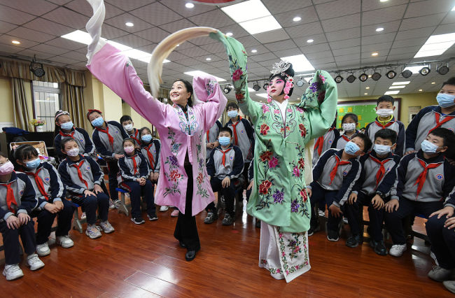 Deca uče kinesku scensku umetnost na Svetski dan pozorišta