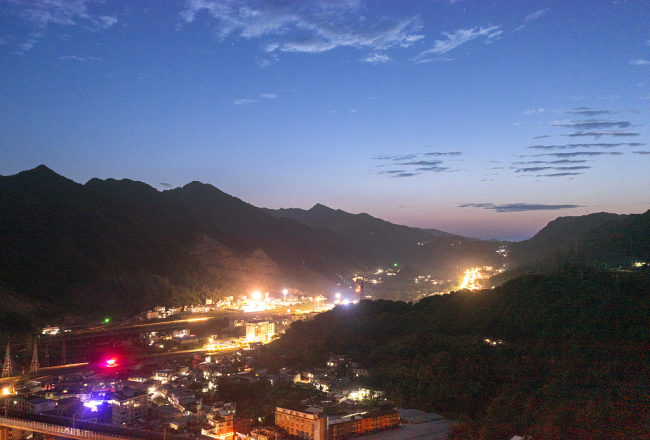 Noćni pejzaž u planinskom gradu Jibinu