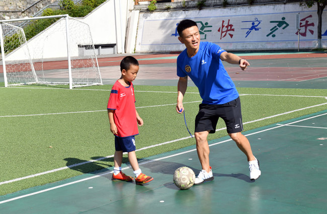 Studenti uživaju u fudbalu tokom letnjeg raspusta