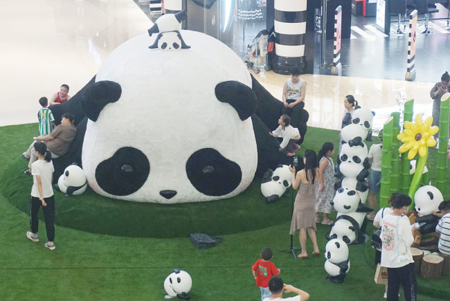 Održana izložba lutaka džinovske pande u gradu Hangdžou