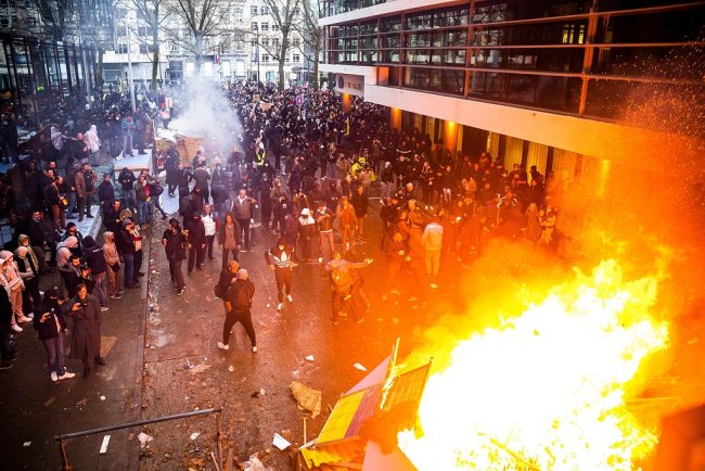 У Брюсселі пройшла акція протесту проти антикоронавірусних обмежень