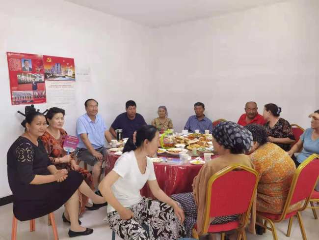 Foto 10: Shromáždění kazašské rodiny, která často chodí do Maovy restaurace