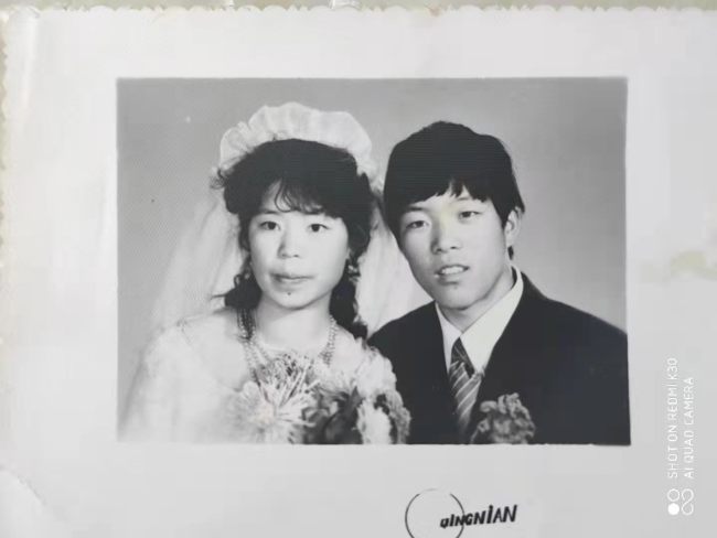 Foto 1: Svatební fotografie mladé Shang Shulan a jejího manžela