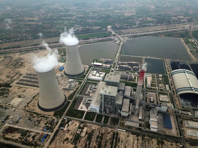 Obrázek z roku 2019 ukazuje tepelnou elektrárnu Sahiwal v pákistánské provincii Pandžáb. Tento prioritní projekt Čínsko-pákistánského ekonomického koridoru, tj. uhelná tepelná elektrárna byla uvedena do provozu v červenci 2017. (Photo/Xinhua)