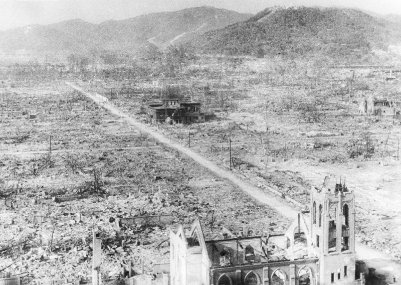 Das zentrale Bombengebiet von Hiroshima zeigt nur noch das Skelett einer katholischen Kirche im Hintergrund. Der Rest der Stadt war nur noch in Asche. 