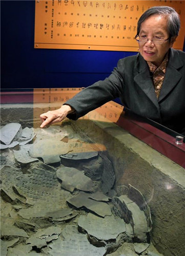 Η Λιου παρουσιάζει τα οστά μαντείας στους επισκέπτες στο Μουσείο Γινσού στο Ανγιάνγκ της επαρχίας Χενάν. [Η φωτογραφία παρέχεται στην China Daily]