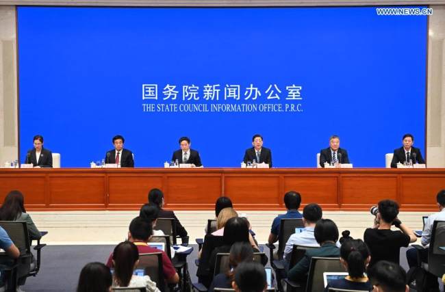 Το Γραφείο Τύπου του Κρατικού Συμβουλίου της Κίνας πραγματοποιεί συνέντευξη τύπου για τις εργασίες εντοπισμού προέλευσης του νέου κοροναϊού στο Πεκίνο, πρωτεύουσα της Κίνας, στις 22 Ιουλίου 2021. (φωτογραφία / Xinhua)