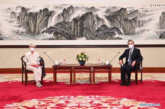 Ο Κρατικός Σύμβουλος και Υπουργός Εξωτερικών της Κίνας Γουάνγκ Γι (δεξιά) συναντιέται με την Υφυπουργό Εξωτερικών των ΗΠΑ Γουέντι Σέρμαν στο Τιαντζίν της βόρειας Κίνας στις 26 Ιουλίου 2021. (φωτογραφία / Xinhua)