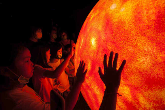Παιδιά αγγίζουν τον «ήλιο» στο νέο Μουσείο Αστρονομίας της Σαγκάης στις 18 Ιουλίου 2021. (φωτογραφία / IC)
