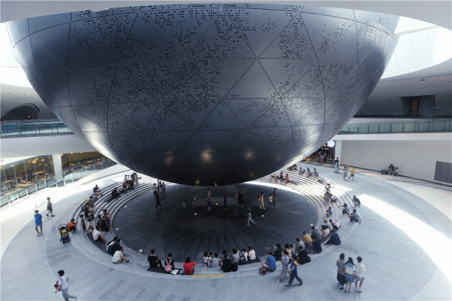 Επισκέπτες ξεκουράζονται στο θόλωτο θέατρο του νέου Μουσείο Αστρονομίας της Σαγκάης στις 18 Ιουλίου 2021. (φωτογραφία / IC)