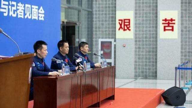 نخستین دیدار فضانوردان فضاپیمای سرنشین دار شن جوئو-12 با عموم مردما