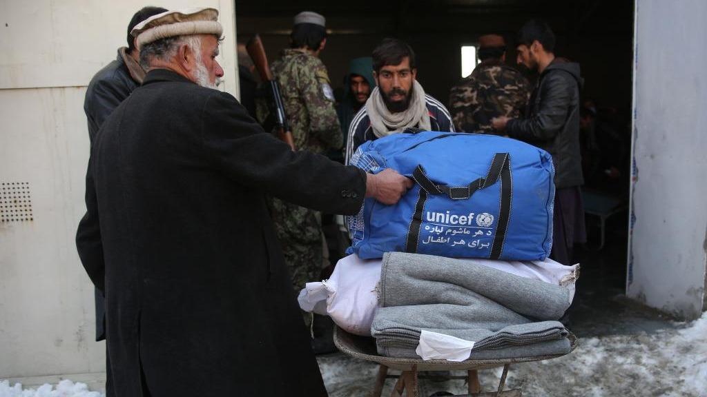خانواده های آواره در شهر کابل افغانستان کمک های امدادی دریافت می کنندا