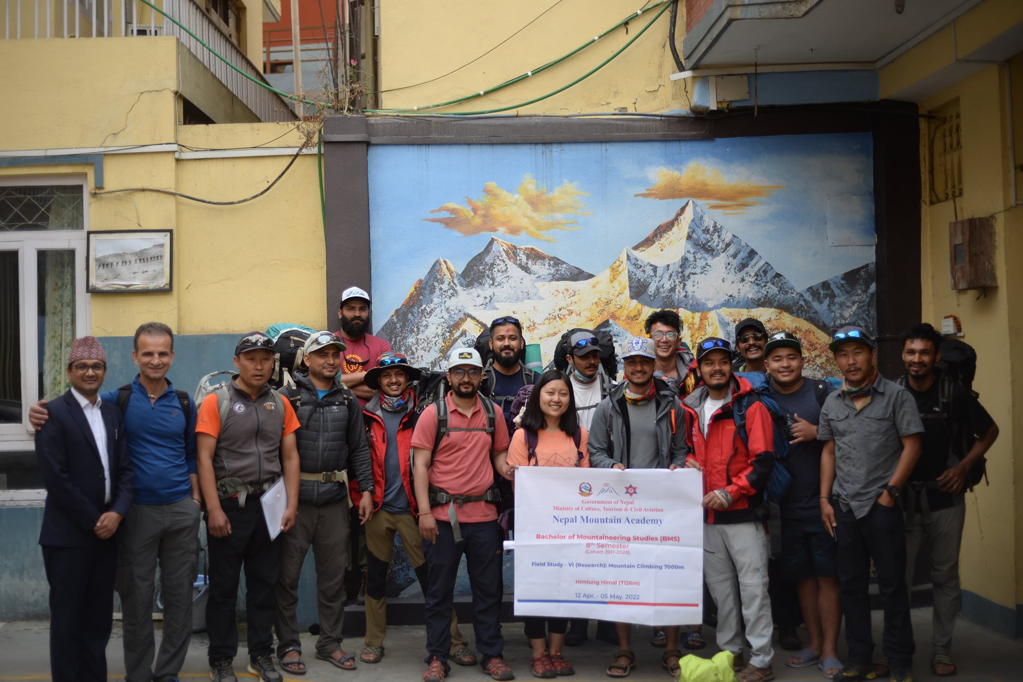 १५ जना नेपाली विद्यार्थीको टोली हिमाल आरोहण गर्दै