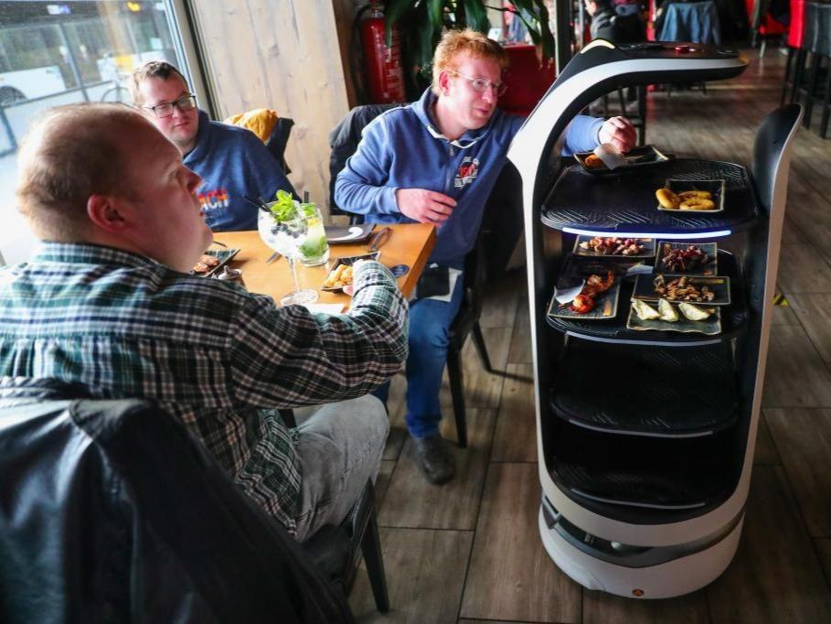 Pelayan Robot dari China Berkhidmat di Restoran Belgium