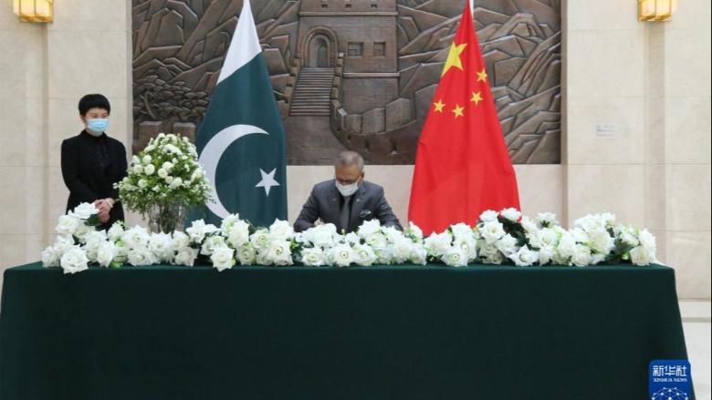 رئیس جمهور پاکستان برای عرض تسلیت به سفارت چین در اسلام آباد رفتا