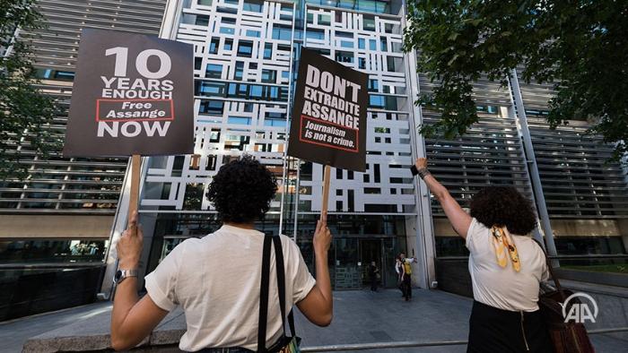 صدها نفر در لندن علیه استرداد «آسانژ» تظاهرات کردندا