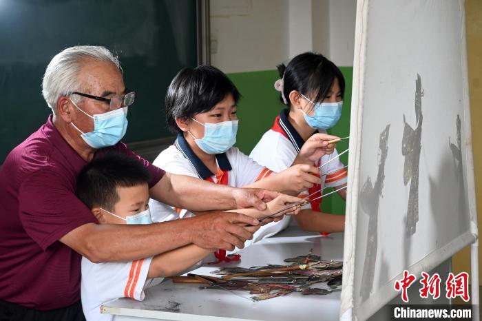 Murid Terdedah Seni Wayang Kulit di Hebei