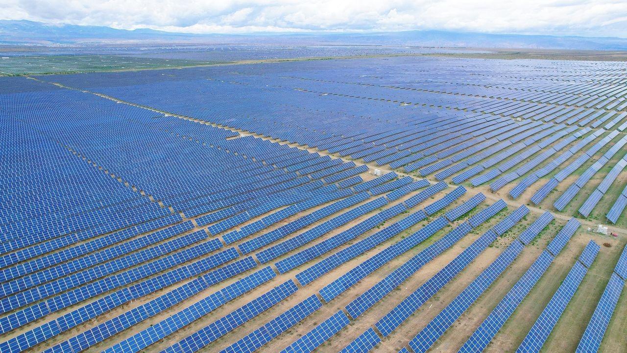 بزرگترین مزرعه تولید برق خورشیدی و نیروگاه هیبردی تولید برق آبی و خورشیدی جهان