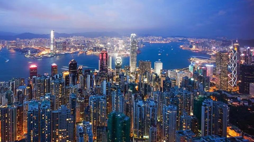 Дотооддоо хагаран бутарч буй Их Британийн улс төрчид нь Хонконгт гар дүрэхийг бас санаархаа юу?
