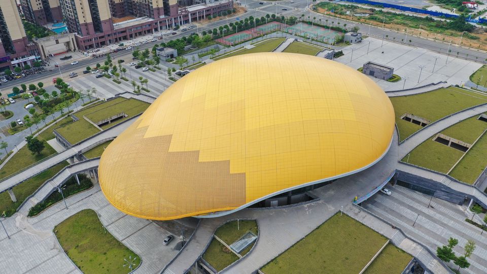 Gimnazjum powiatu Tiandong wygląda jak ogromne złote mango