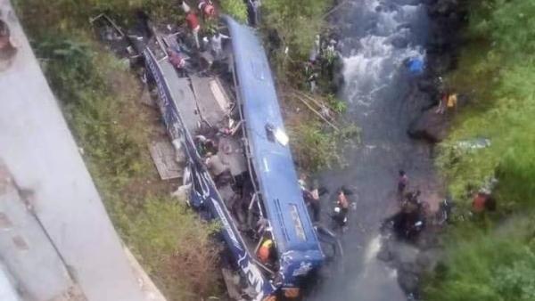 سقوط اتوبوس از یک پل در کنیا ۲۱ کشته برجای گذاشتا