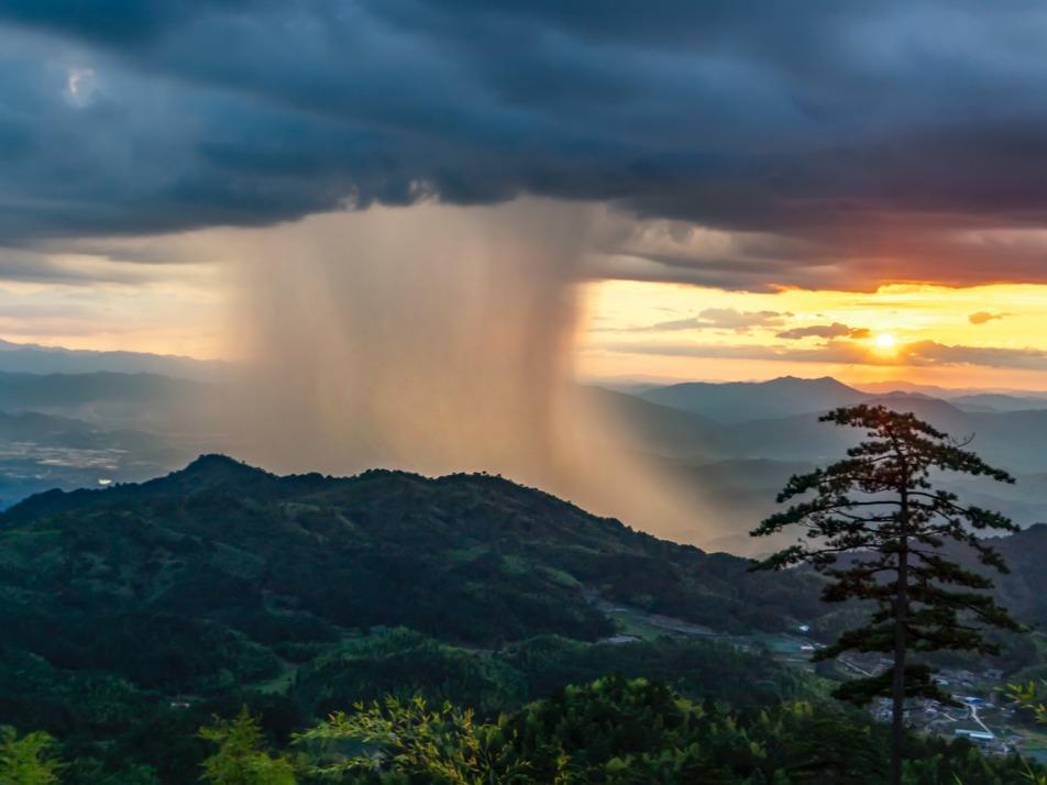 Hujan Bak ‘Air Terjun’ dari Langit