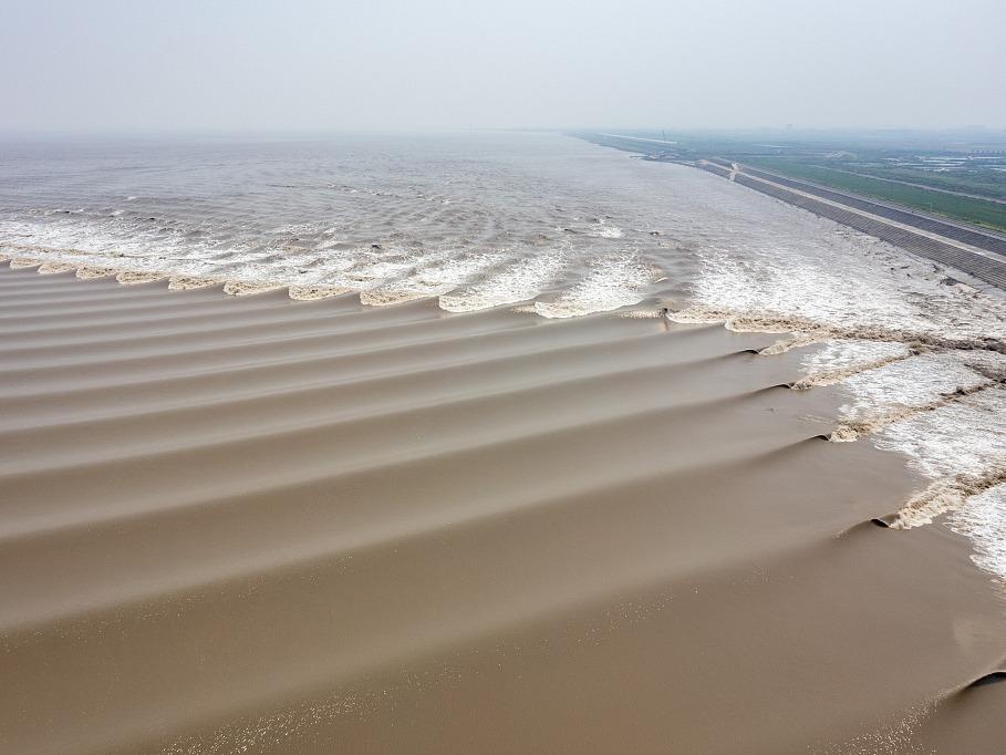Air Pasang Menakjubkan di Sungai Qiantang