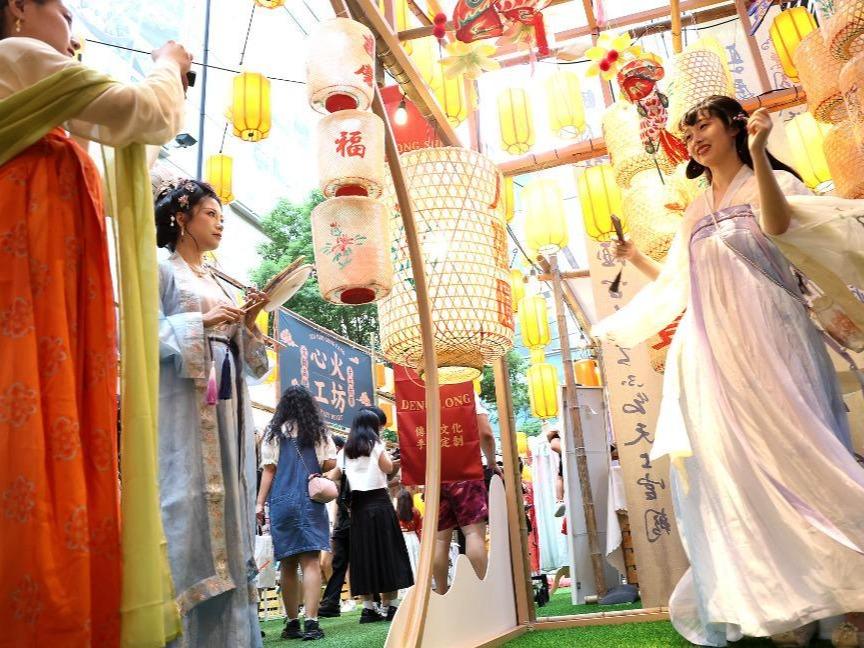 Suasana Pesta Kuih Bulan Mula Dirasai di Shanghai