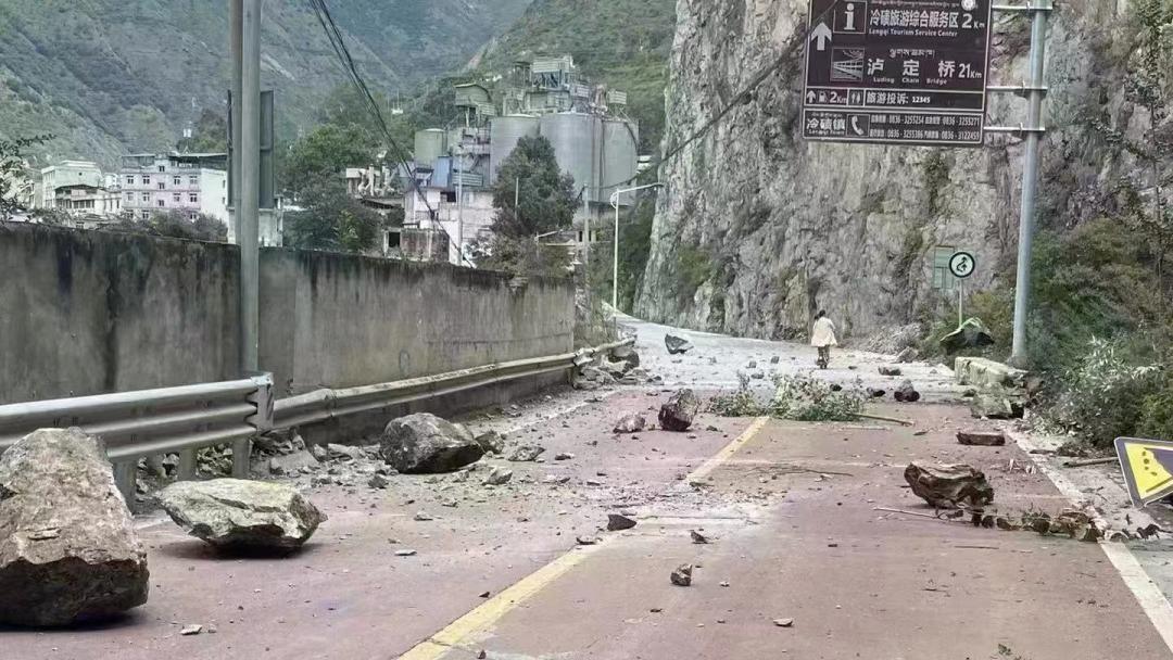 رهبر چین: در روند امدادرسانی به زلزله زدگان «سی چوان» باید نجات جان مردم در اولویت باشدا