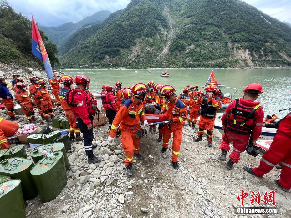 Terremoto a Luding: momenti da ricordare nello soccorso