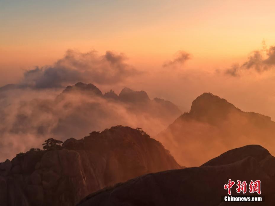 Gunung Huangshan Disimbahi Cahaya Jingga