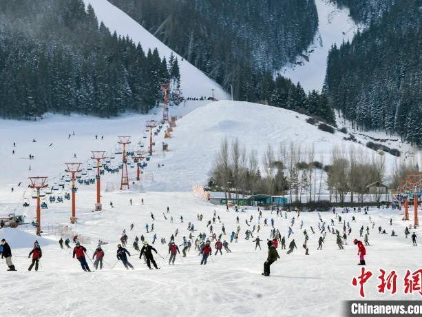 Gelanggang Ski di Sekitar Urumqi Beroperasi Semula